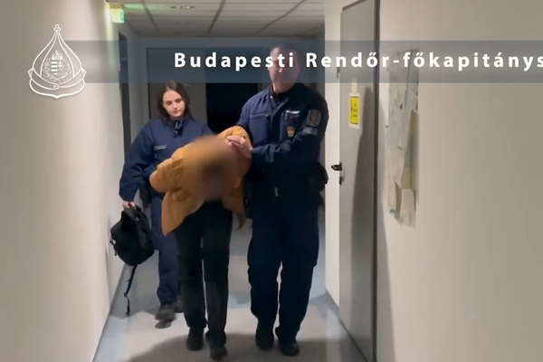 Ein festgenommener Antifa wird für einen Videoclip vorgeführt.