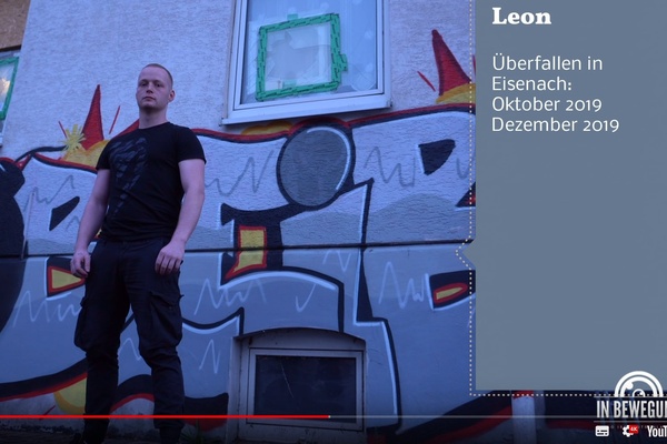 Der Neonazi Leon Ringl posiert für ein rechtes Videoformat. (Bild: Screenshot avosTV).