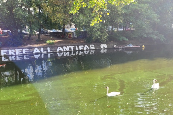 Sprüherei: Free all Antifas