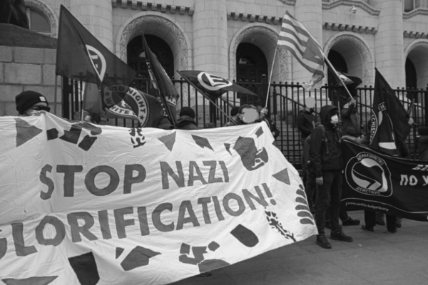 Slogan "Stop Nazi glorification" auf Transparent in Sofia