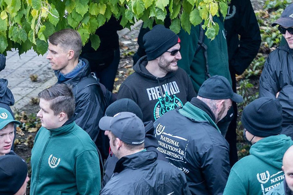 Felix M. (Bildmitte im Freiwild-Pullover) im Oktober 2022 in Plauen auf einer Demo des „Der III. Weg“.