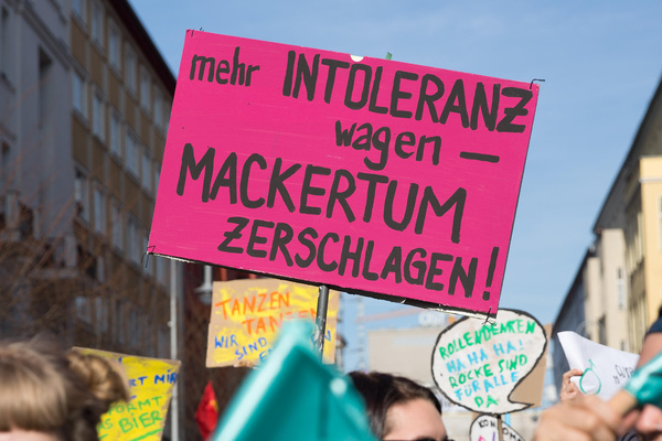 Demoschild: Intoleranz wagen - Mackertum zerschlagen