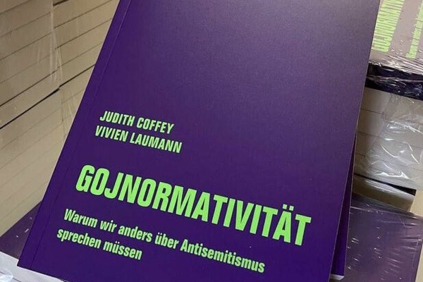 https://twitter.com/hashtag/VivienLaumann