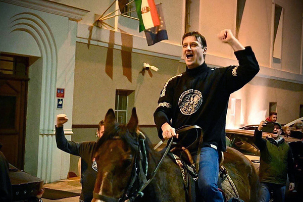 György Budaházy reitet nach seiner Freilassung davon - Screenshot: Polgári Mulato / Facebook