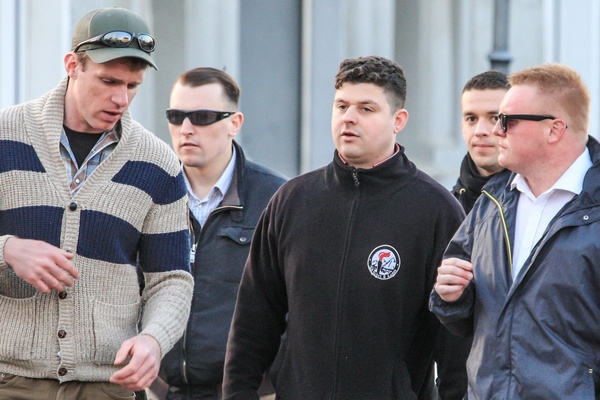 Brandstifter Maik Schneider und Bürgermeisterkandidat Sven Kilian, mit Pierre Dornbrach, Thomas E. und Björn Brusak (v.l.n.r), während eines flüchtlingsfeindlichen Aufzuges 2015 in Nauen.