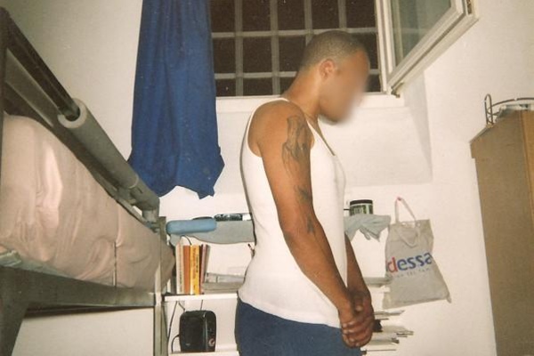 Person steht in einer Gefängniszelle