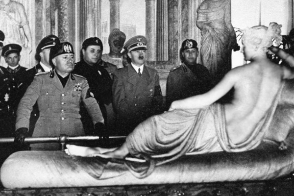 Diktatoren-Date in Rom. Mussolini (gelangweilt) und Hitler (interessiert) vor der Statue von Pauline Bonaparte.