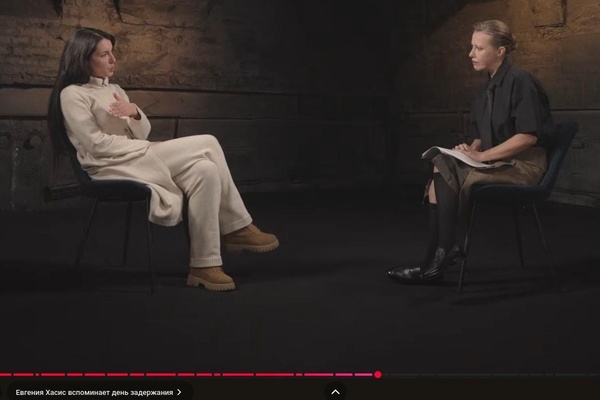 Jewgenija Chassis (links) im interview.