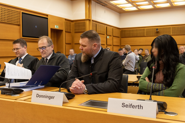 Sabrina Seiferth und Alexander Donninger vertreten die „Artgemeinschaft“ vor Gericht.