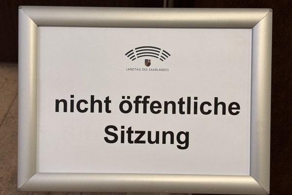 Schild mit der Aufschrift "nicht öffentliche Sitzung"