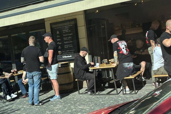 Wiener Neonazis, u.a. Markus K. (im Rollstuhl) und Bernhard B. (3.v.l. mit Schiebermütze) nach dem Angriff auf das "Eternia" in einer nahen Kneipe, u.a. mit Vlastimil Pechanec (Bildmitte, am Tisch links).