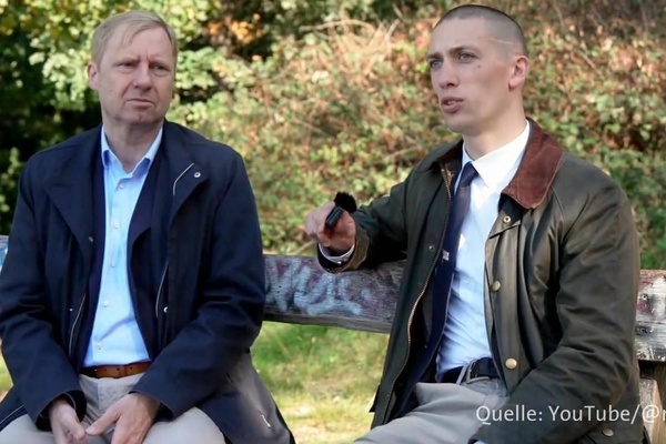 Der Szeneanwalt Björn Clemens (links) von der Marburger Rheinfranken vertrat den burschenschaftlichen "Messermann". Er sitztz bei einem Interview mit einem YouTuber.