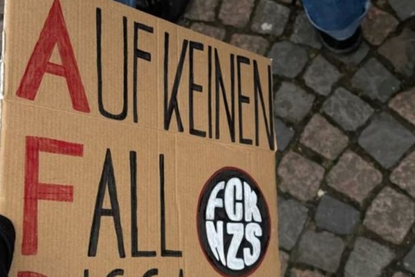 Demoschild mit Aufschrift: "Auf keinen Fall Digga". Die Buchstaben A, f und D sind farblich hervorgehoben.