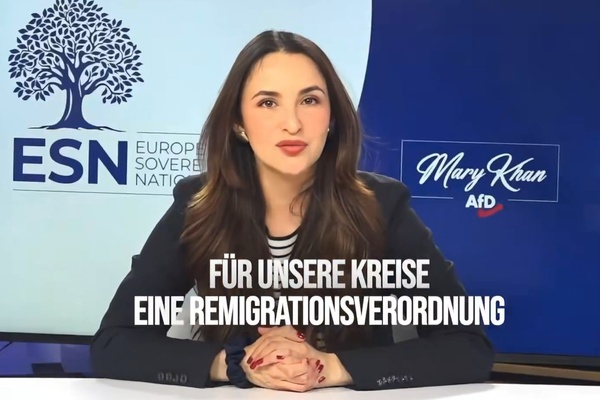 Mary Khan bei einer Rede.