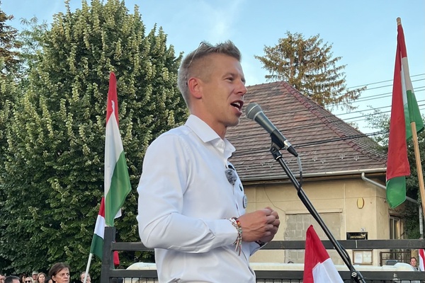 Péter Magyar hält eine Rede.