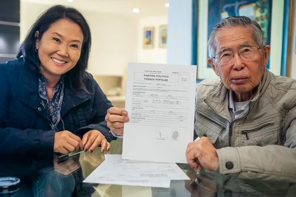Die Parteivorsitzende Keiko Fujimori mit ihrem Vater Alberto Fujimori als Kandidat der „Fuerza Popular“ im Jahr 2024.