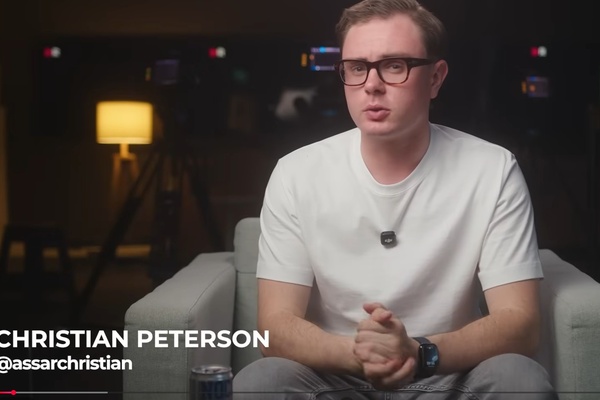 Christian Peterson inszeniert sich auf seinem YouTube-Kanal.