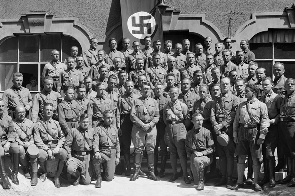 Adolf Hitler posiert mit Teilnehmern der SA des ersten Lehrgangs der Reichsführerschule (RFS).