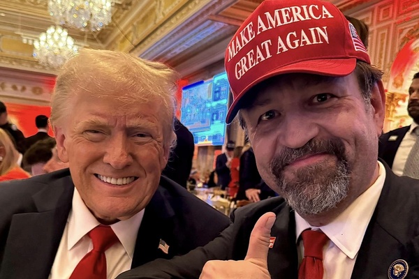 Gorka inszeniert sich als Befürworter von Trump.