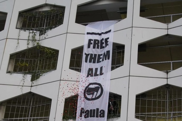 Solidaritätstransparent für die Angeklagten.
