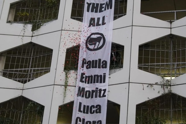 Solidaritätstransparent für die Angeklagten.