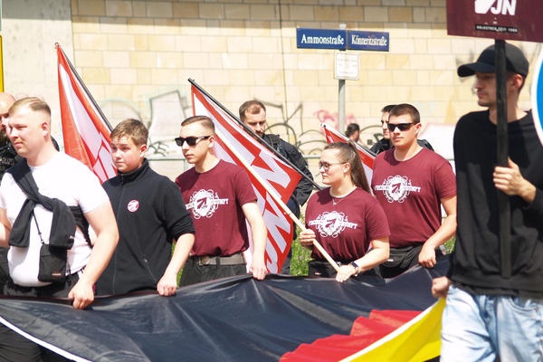 31. Mai 2025 in Dresden, Neonazis mit Schmierscheitel von „Die Heimat“ demonstrieren gegen einen Christopher Street Day (CSD).