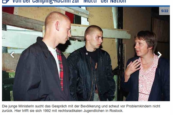 Bundesjugendministerin Angela Merkel im Gespräch mit rechten Skinheads in Rostock.