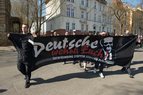 Sebastian Thom (links) im März 2012 auf einer NPD-Demonstration in Frankfurt/Oder mit einem Transparent von "nw-berlin".