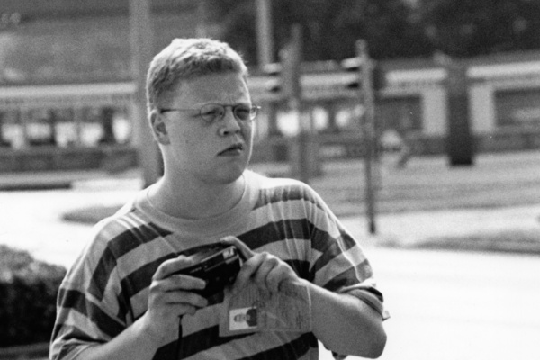 Der VS-Spitzel Tino Brandt während einer "Rudolf Heß"-Gedenk-Aktion im Jahr 1997 in Braunschweig. Hier mit Presseausweis und Fotoapparat.