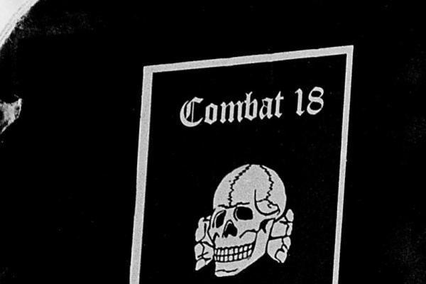 "Combat 18" Schutzschild auf einem "Rudolf Heß Marsch" in Roskilde.