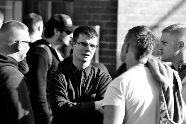 Der regionale NPD-Funktionär Dirk Arendt (mitte).