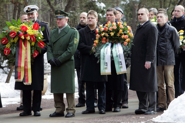 Sächsische NPDler im Februar 2006 zusammen mit Polizisten bei einer Kranzniederlegung auf dem Dresdner Heidefriedhof.
