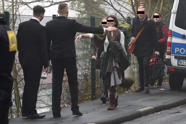 Der rechte Rapper Patrick Bass (Bildmitte) begrüßt eine Besucherin des ersten „Jungeuropa“ Konferenz auf dem Germanenhaus 2018.