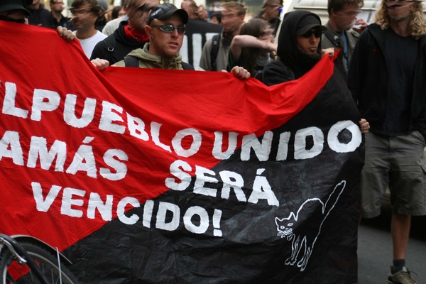 Anti-EU-Demo am 5. September 2009 in Berlin. Am Transparent Marc Kluge (links) und Daniel Pommerenke (rechts).
