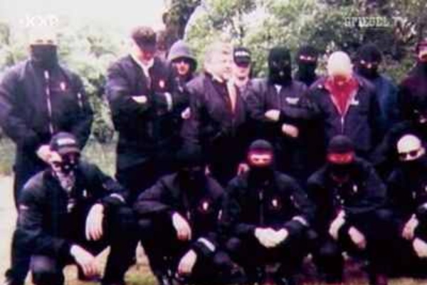 Die SSS posiert vermummt.